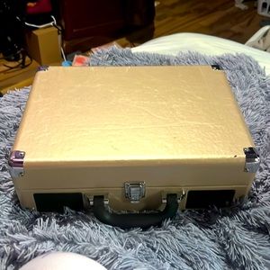 2017 victrola record player, like new. Missing a cord